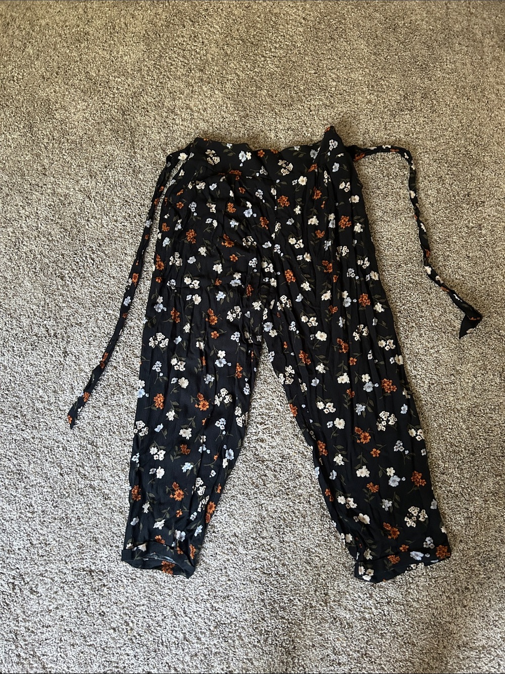 American Eagle smocking in back waist pleated Women’s Black Floral Wrap Pants